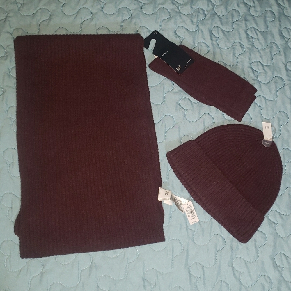 GAP Unisex Burgundy Scarf, Beanie and Socks Set